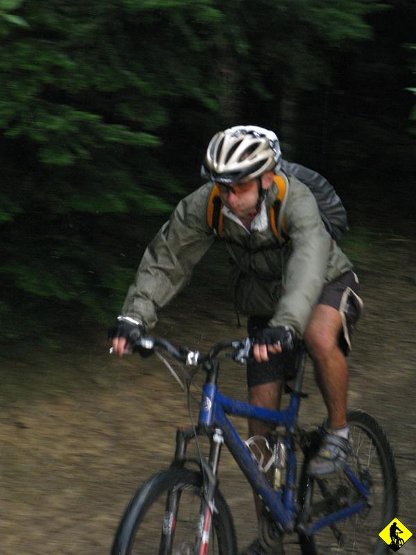 foto 156.jpg - Wojtek walczy z tym, by oddychać czymś innym niż błotem odrywającym się z opon.